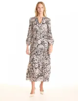 Vestido maxi de gasa estampado en blanco y negro, con escote en V, mangas largas con puño, cintura elastizada con smock y forro interno a tono.