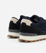 Championes de hombre marca Viko, estilo jogging, color azul marino y negro, con cordones y suela de goma. Confeccionados en material sintético con textura y recortes.