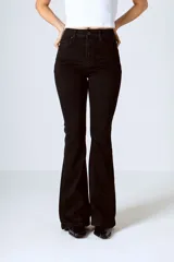 Pantalón de jean negro de corte acampanado y tiro alto.