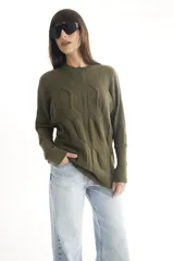 Sweater color verde militar de tejido de punto con diseño de trenzas en el frente.