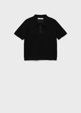 Jersey de punto calado color negro, con cuello polo, manga corta y cierre de botones en el cuello.