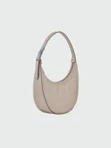 Bolso hobo de cuero color negro con cierre de cremallera y asa de hombro.