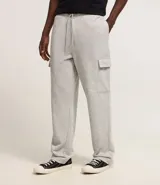 Pantalón baggy negro de algodón y poliéster, con cintura elástica ajustable con cordón, bolsillos laterales tipo cargo y bolsillo trasero.