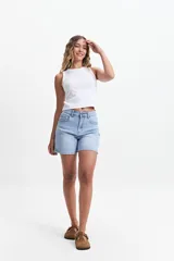 Short de jean celeste de tiro alto con corte ajustado.
