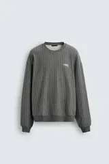 Sudadera gris con rayas verticales blancas, cuello redondo, manga larga y bordado con texto en el pecho.