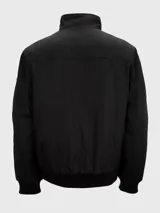 Campera bomber negra con cuello alto, cierre frontal con cremallera, puños y dobladillo elásticos.