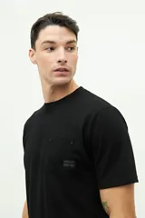 Remera negra de manga corta con bolsillo frontal y logo estampado.