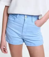 Short de sarga negro con cintura alta, bolsillos delanteros y traseros.