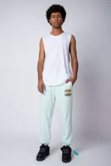 Pantalón de jogging negro de corte oversize, con puños elásticos y estampado con la palabra 'FUTURO' en verde y amarillo.