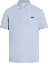 Chomba celeste de piqué de algodón orgánico y elastano, con cuello polo y tapeta de dos botones. Tiene cuello y puños acanalados con doble línea blanca en contraste.