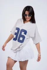 Remerón blanco de corte holgado con estampado del número 96 en color marrón.