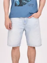 Bermuda blanca de jean de corte recto.