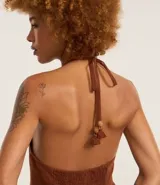 Vestido largo midi marrón con escote halter, espalda descubierta y falda con volados.