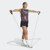 Shorts de training Adidas negros, de tiro alto y corte clásico, confeccionados con tejido liviano y tecnología CLIMACOOL para dispersar el sudor. Presentan aberturas laterales para mayor amplitud de movimiento y el logo de Adidas en blanco en la pierna izquierda.