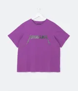 Remera alargada de media malla de algodón sostenible, color violeta, con cuello redondo, mangas cortas y estampa del logo de la banda Metallica.