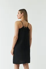 Vestido corto negro de algodón con escote en V y tirantes finos.