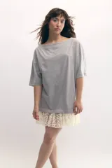 Remerón gris de cuello bote con bordado del monograma de la marca a tono y encaje en el ruedo.