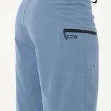Bermuda de baño azul con cordón de ajuste negro en la cintura, bolsillo lateral con cierre y logo de la marca en la pierna.
