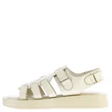 Sandalias planas color beige con tiras entrecruzadas y plataforma.