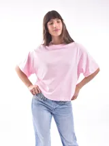 Remera blanca de algodón con cuello redondo y mangas cortas.