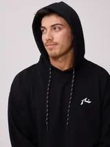 Canguro negro con capucha y cordones blancos, bolsillo tipo canguro y logo de la marca estampado en el pecho.