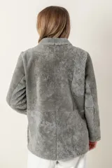Campera marrón de cuero gastado con cuello de piel sintética.