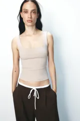 Camiseta marrón de tirantes anchos con escote cuadrado y corte cropped.