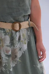 Falda larga color verde seco con estampado floral, corte amplio y caída fluida.