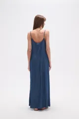 Vestido largo de lyocell, color gris oscuro con efecto lavado, de corte holgado y tirantes finos. Presenta costuras diagonales que crean paneles en la tela.