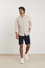Camisa rosada de lino y algodón, con cuello mao, manga larga y bolsillo de parche en el pecho.