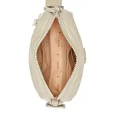 Bandolera color beige con correa ancha con logo Guess estampado. Incluye un monedero cuadrado con cierre y logo Guess en relieve.