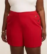 Bermuda roja de crepé con cierre delantero, bolsillos laterales con botones y pliegues.