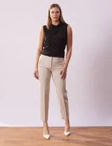 Pantalón de vestir color beige, marca Zac & Rachel, de corte recto y largo al tobillo.