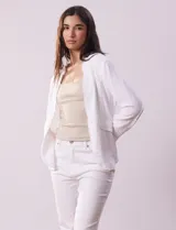 Chaqueta blanca de algodón marca Dash, con bolsillos simulados en el frente.