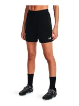 Short deportivo Under Armour negro con logo blanco en la pierna izquierda.