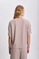 Remera oversize de lanilla color taupe con cuello redondo y mangas cortas.