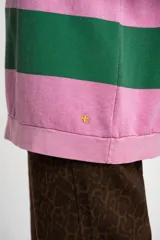 Sweater de algodón peinado a rayas horizontales rosas y verdes, con cuello polo y cierre parcial con botones.