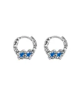 Par de aros tipo argolla plateados con textura y tres estrellas esmaltadas en azul.