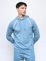 Canguro celeste de felpa sin friza con efecto lavado, pipings blancos en contraste y capucha.