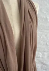Vestido corto color beige, con escote halter y espalda descubierta. Ajustado al cuerpo y confeccionado en microtul.