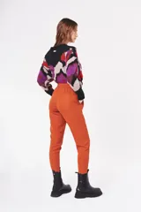 Pantalón color ladrillo con cintura elastizada y cordón ajustable.