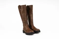 Bota de cuero color chocolate, de caña alta, con suela track y detalle de tira en la parte superior.