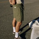 Bermuda color verde militar, de corte recto, con bolsillos laterales y traseros.