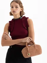 Baulito Lucky de cuero descarne vacuno color azul, con gofrado JCH en la tapa delantera. Incluye correa larga desmontable y regulable. Lleva un charm Lady Bag en el tag.