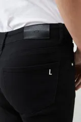 Pantalón recto color beige.