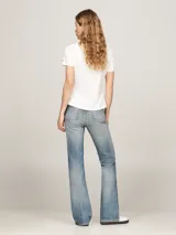 Remera blanca de corte slim con cuello redondo y logo de Tommy Hilfiger estampado en el pecho.