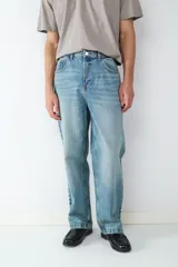 Pantalón de jean celeste de corte recto y holgado, con diseño clásico de cinco bolsillos, cierre de botón y cremallera.