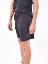 Short deportivo negro de poliéster con cintura elástica y logo estampado en la pierna.