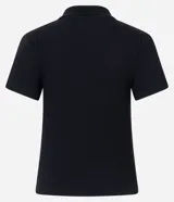 Polo de manga corta color blanco roto, confeccionado en tejido de punto acanalado (rib). Presenta cuello tradicional y una fina línea negra que recorre la costura del hombro hasta la manga.