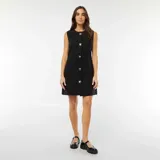 Vestido corto negro sin mangas con botones dorados al frente.